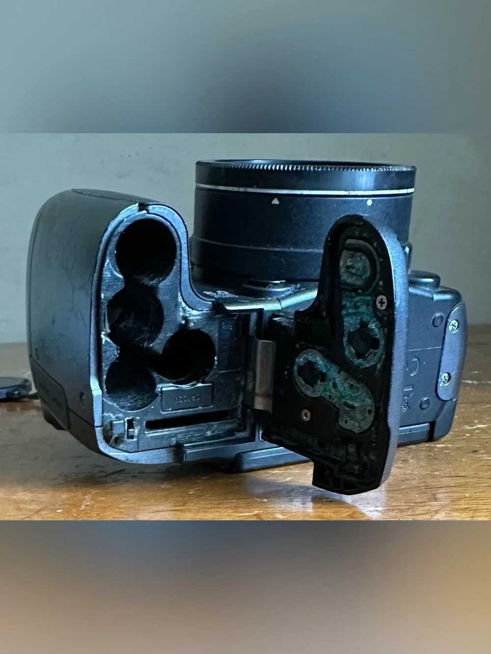 Canon PowerShot S5 IS 8MP 12x Optical Zoom Digital Camera FOR PARTS/REPAIR